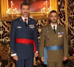 Su Majestad el Rey junto al Número Uno del XV Curso de Estado Mayor de las Fuerzas Armadas, comandante Miguel Ángel Pérez Franco